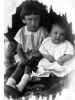 Roszkiewicz Janusz (1927) i Jadwiga (1930) dzieci Jana i Marii Gilowskiej w 1931 roku w Woskrzenicach.