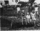 Roszkiewicz Jan z dziećmi w Maciejowicach, gdzie był nauczycielem - 1942 rok